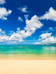 Fototapeta na wymiar 【夏】白い砂浜と青い海のビーチ　沖縄の名護市