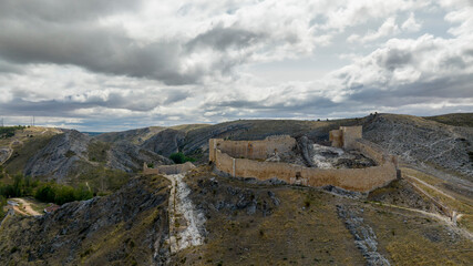 Fototapeta na wymiar vista aérea del castillo de Osma en la provincia de Soria, España 