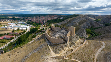 vista aérea del castillo de Osma en la provincia de Soria, España	