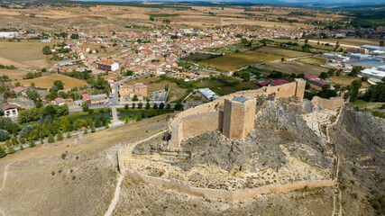 vista aérea del castillo de Osma en la provincia de Soria, España	