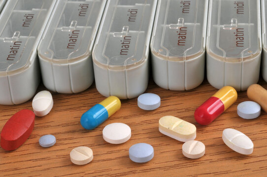 Pilulier hebdomadaire et assortiment de m&eacute;dicaments en gros plan