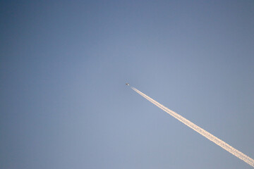 青空を飛ぶ飛行機雲