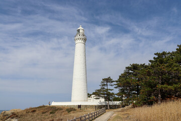 青空に映える白い灯台