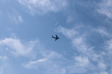 大空を飛ぶ自衛隊機と飛行機雲