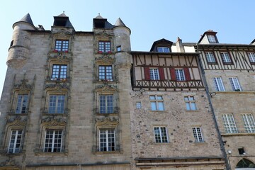Fototapeta premium Bâtiment typique, vu de l'extérieur, ville de Tulle, département de la Corrèze, France