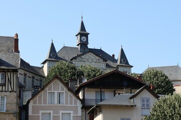 Fototapeta na wymiar Bâtiment typique, vu de l'extérieur, ville de Tulle, département de la Corrèze, France