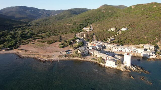 matin d'&eacute;t&eacute; &agrave; Tollare et sa tour g&eacute;noise - Cap Corse Capicorsu