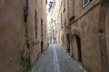 Fototapeta na wymiar Rue typique dans la vieille ville, ville de Tulle, département de la Corrèze, France