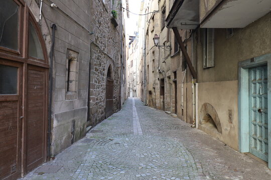 Rue typique dans la vieille ville, ville de Tulle, d&eacute;partement de la Corr&egrave;ze, France