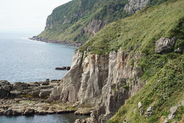 立待岬の断崖絶壁の岩肌