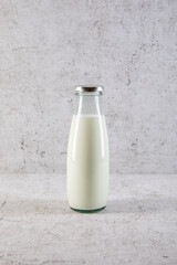 Frische Vollmich vom Bauern in einer Glasflasche