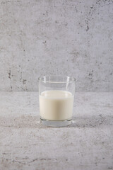 Frische Vollmich vom Bauern in einer Glasflasche