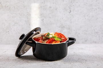 frischer Tomatensalat im Studio fotografiert
