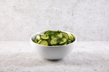 firscher Gurkensalat mit Dill im Studio fotografiert