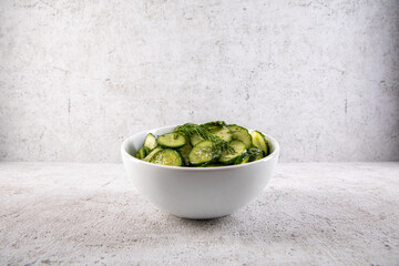 firscher Gurkensalat mit Dill im Studio fotografiert