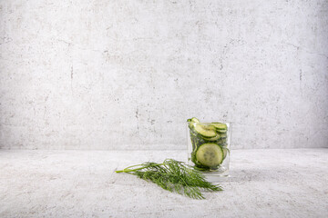 firscher Gurkensalat mit Dill im Studio fotografiert