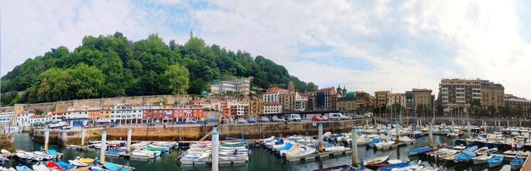 Fototapeta na wymiar Superb panoramic view of the marina in the city of San Sebastian (Spain), in the Basque Country, in the province of Guipuzcoa.
