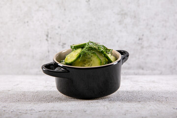 firscher Gurkensalat mit Dill im Studio fotografiert