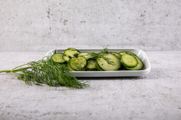 firscher Gurkensalat mit Dill im Studio fotografiert