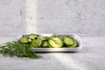 firscher Gurkensalat mit Dill im Studio fotografiert