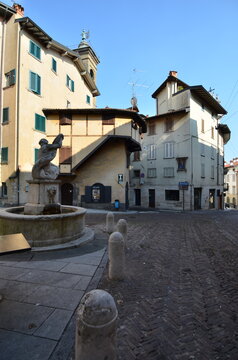 Bergamo, Piazza del Delfino