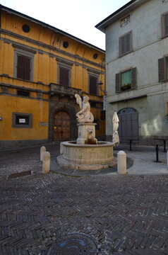 Bergamo, Piazza del Delfino