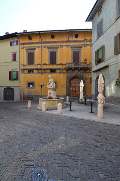 Bergamo, Piazza del Delfino