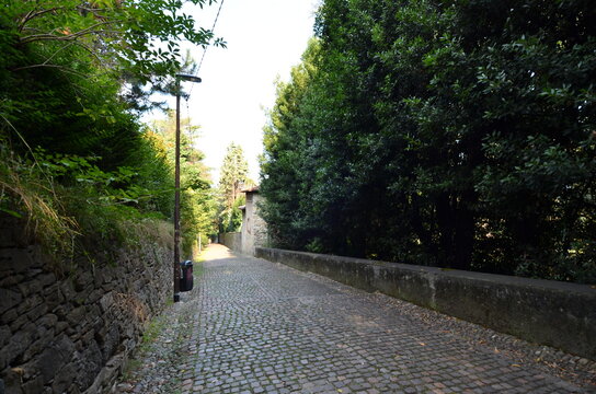 Bergamo, Piazza del Delfino