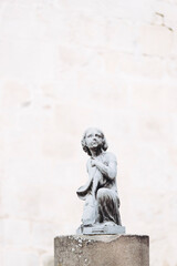 Naklejka premium Statue en pierre représentant un enfant dans un parc en France