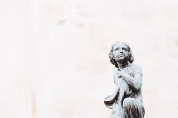 Statue en pierre représentant un enfant dans un parc en France