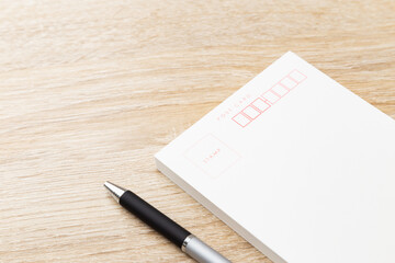 机に置かれたハガキ