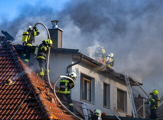 Feuerwehrmänner bei der Brandbekämpfung