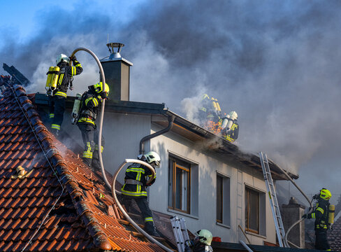 Feuerwehrm&auml;nner bei der Brandbek&auml;mpfung