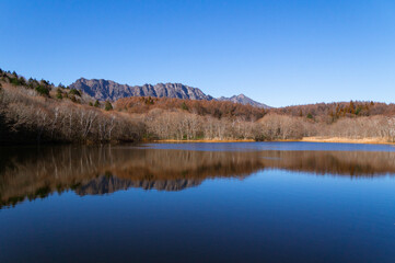 小鳥ヶ池の水面に映る秋の戸隠山