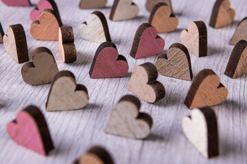Herzen aus Holz stehen nebeneinander, Symbol Gruppe Gemeinsamkeit