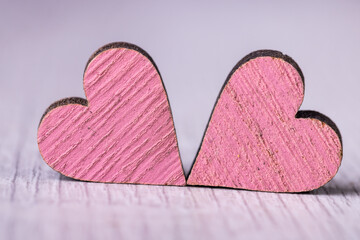 Zwei rosa Holz Herzen berühren sich  Valentinstag symbol Holz Hintergrund