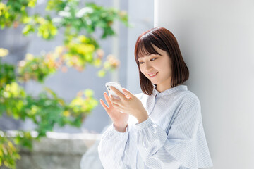 スマホを操作する若いビジネスウーマン