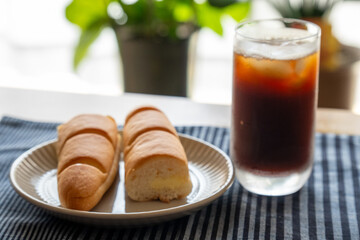 おいしい「ミルクフランスパン」と「コーヒー」（窓際）