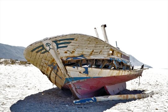 Barco de pesca abandonado junto a la Torre de San Miguel en Cabo de Gata