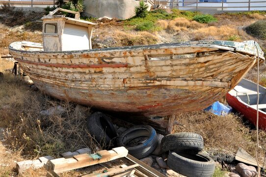 Barco de pesca abandonado en la Isleta del Moro (parque natural de Cabo de Gata)