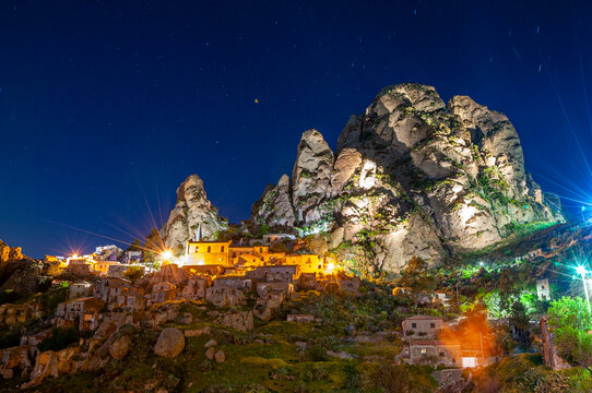 Vista del paese abbandonato di Pentidattilo di notte con il cielo stellato