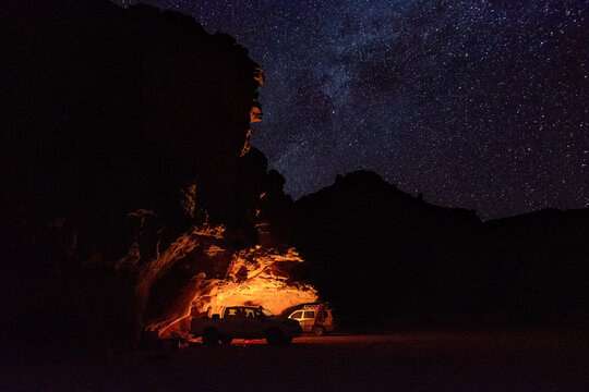 Campamento bajo las estrellas en el Sahara, Argelia