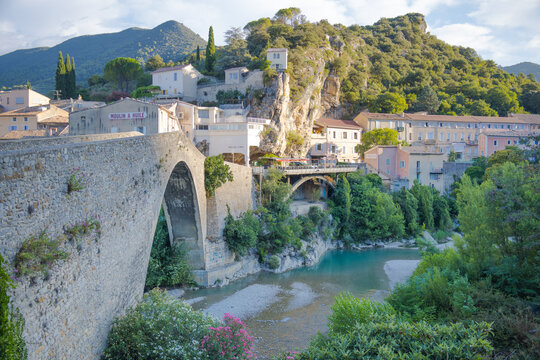 Le pont roman enjambe l'Eygues &agrave; Nyons dans la Dr&ocirc;me des Baronnies