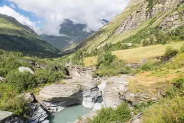 Fotobehang L'Arc est une rivière s'écoulant en France dans la vallée alpine de la Maurienne, dans le département de la Savoie en région Auvergne-Rhône-Alpes © jef 77