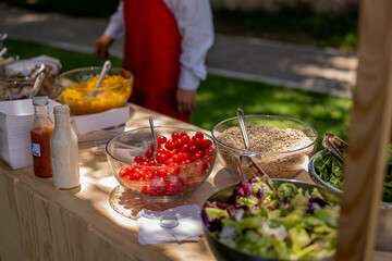 Barra de ensalada y comida saludable