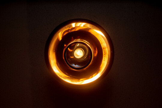 Fondo de una lampara o luz incandescente calida