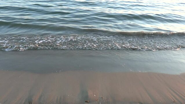 vagues, en gros plan, sur une plage de méditerranée