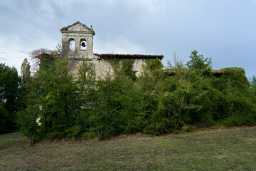 Fototapeta na wymiar aandoned hermitage without a bell and with vegetation