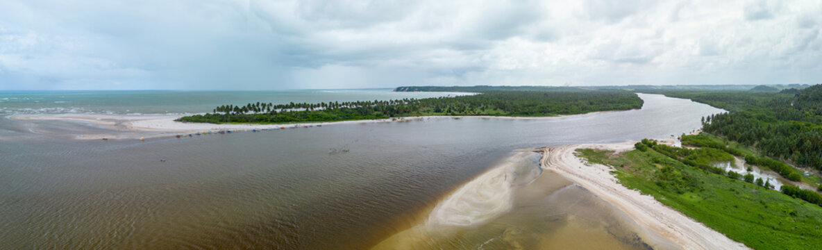 Imagem panor&acirc;mica a&eacute;rea da Barra de Camaragibe, situada em Passo de Camaragibe, no estado de Alagoas - Brasil