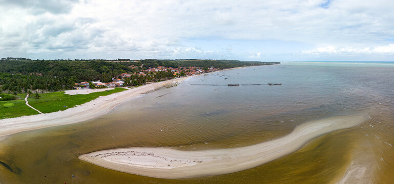 Imagem panor&acirc;mica a&eacute;rea da Barra de Camaragibe, situada em Passo de Camaragibe, no estado de Alagoas - Brasil